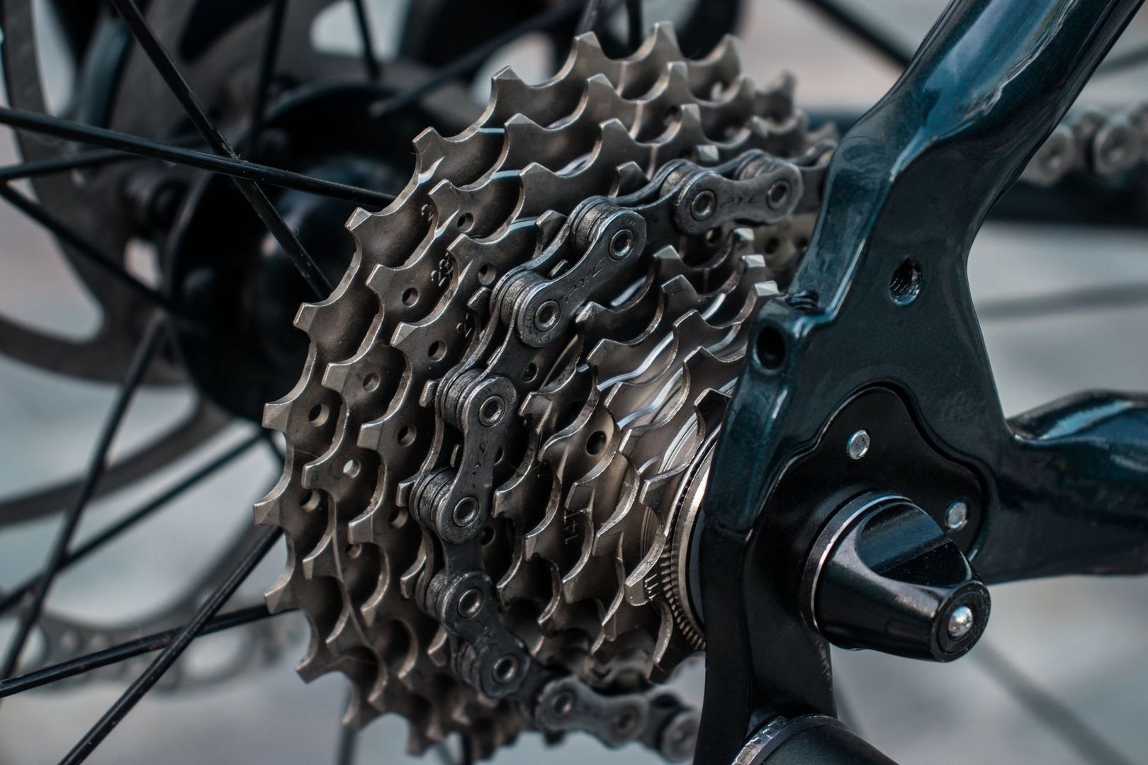 Nahaufnahme von Fahrradkette und verschmutzter Ritzelkassette